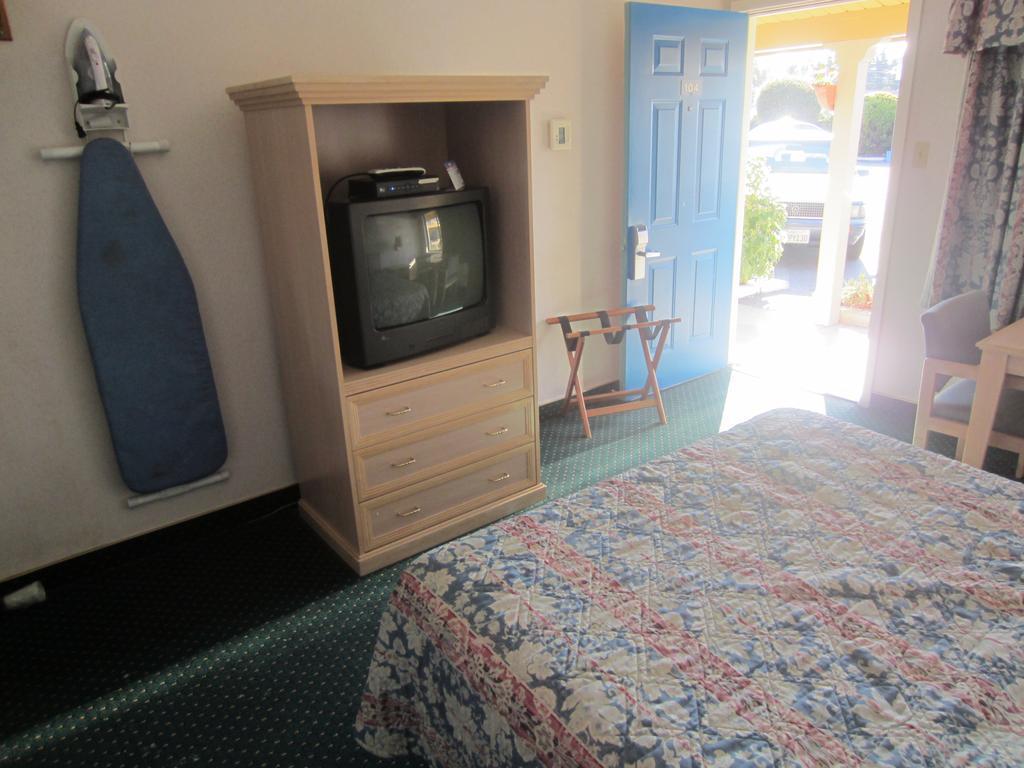 Rodeway Inn Monterey Near Fairgrounds Екстериор снимка