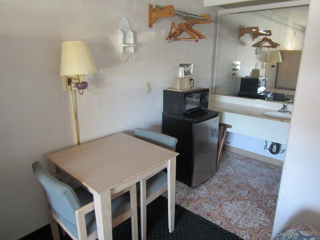Rodeway Inn Monterey Near Fairgrounds Екстериор снимка