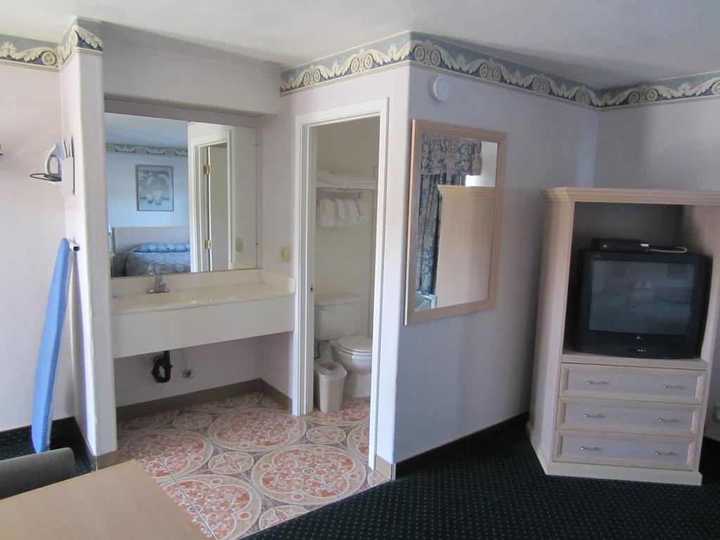 Rodeway Inn Monterey Near Fairgrounds Екстериор снимка