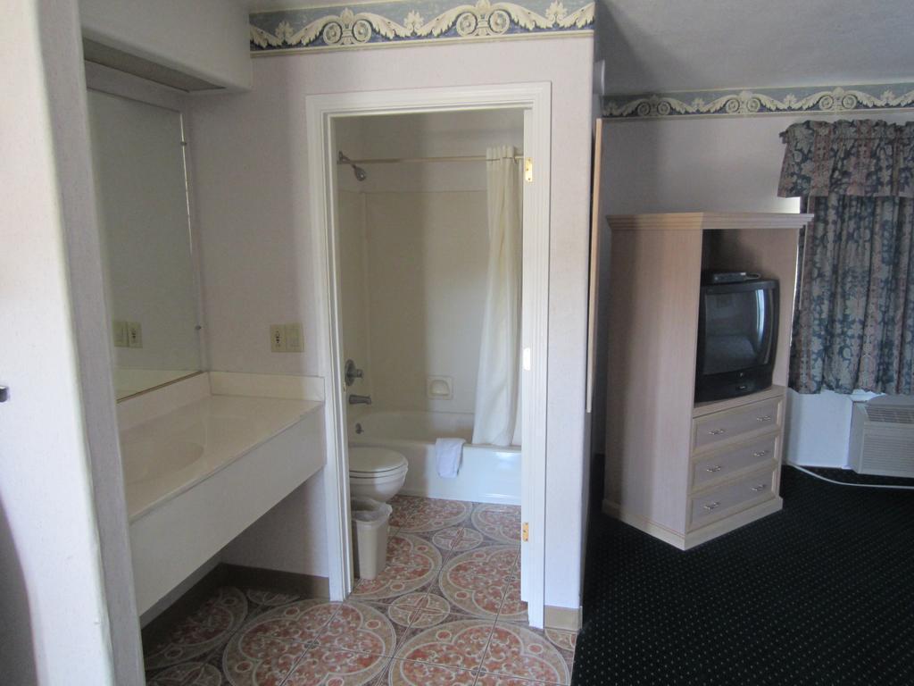 Rodeway Inn Monterey Near Fairgrounds Екстериор снимка