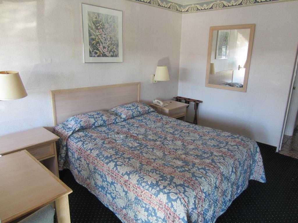 Rodeway Inn Monterey Near Fairgrounds Екстериор снимка
