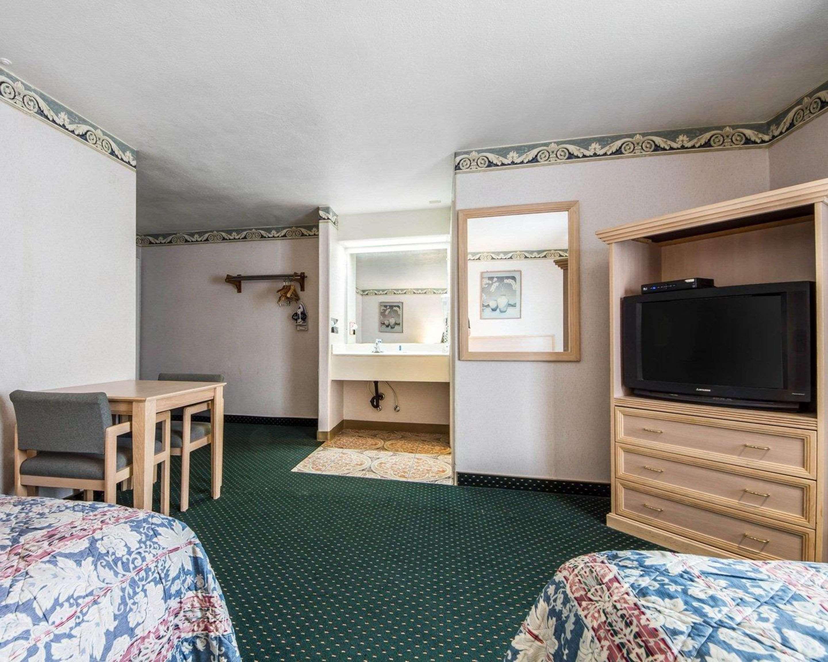 Rodeway Inn Monterey Near Fairgrounds Екстериор снимка