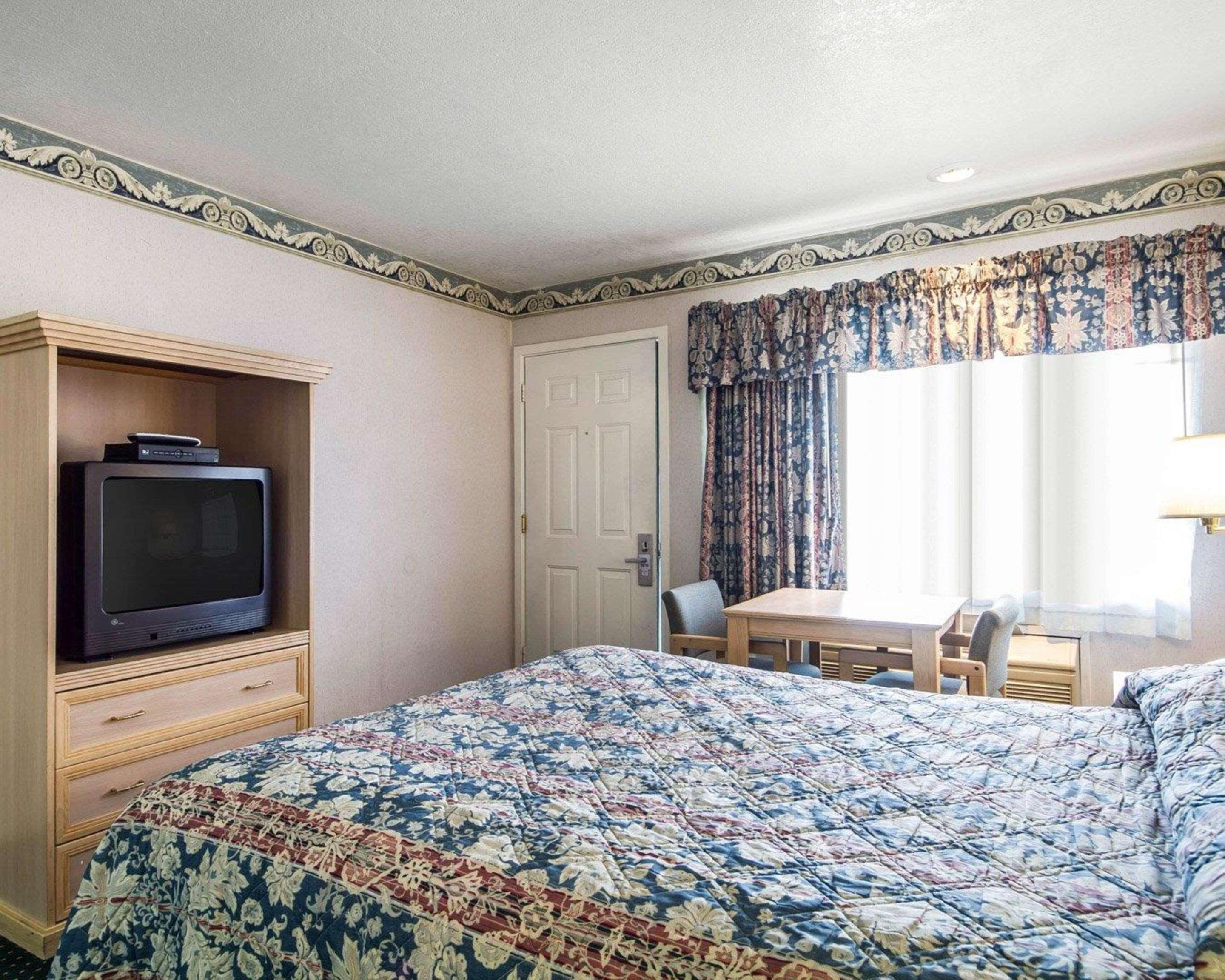 Rodeway Inn Monterey Near Fairgrounds Екстериор снимка
