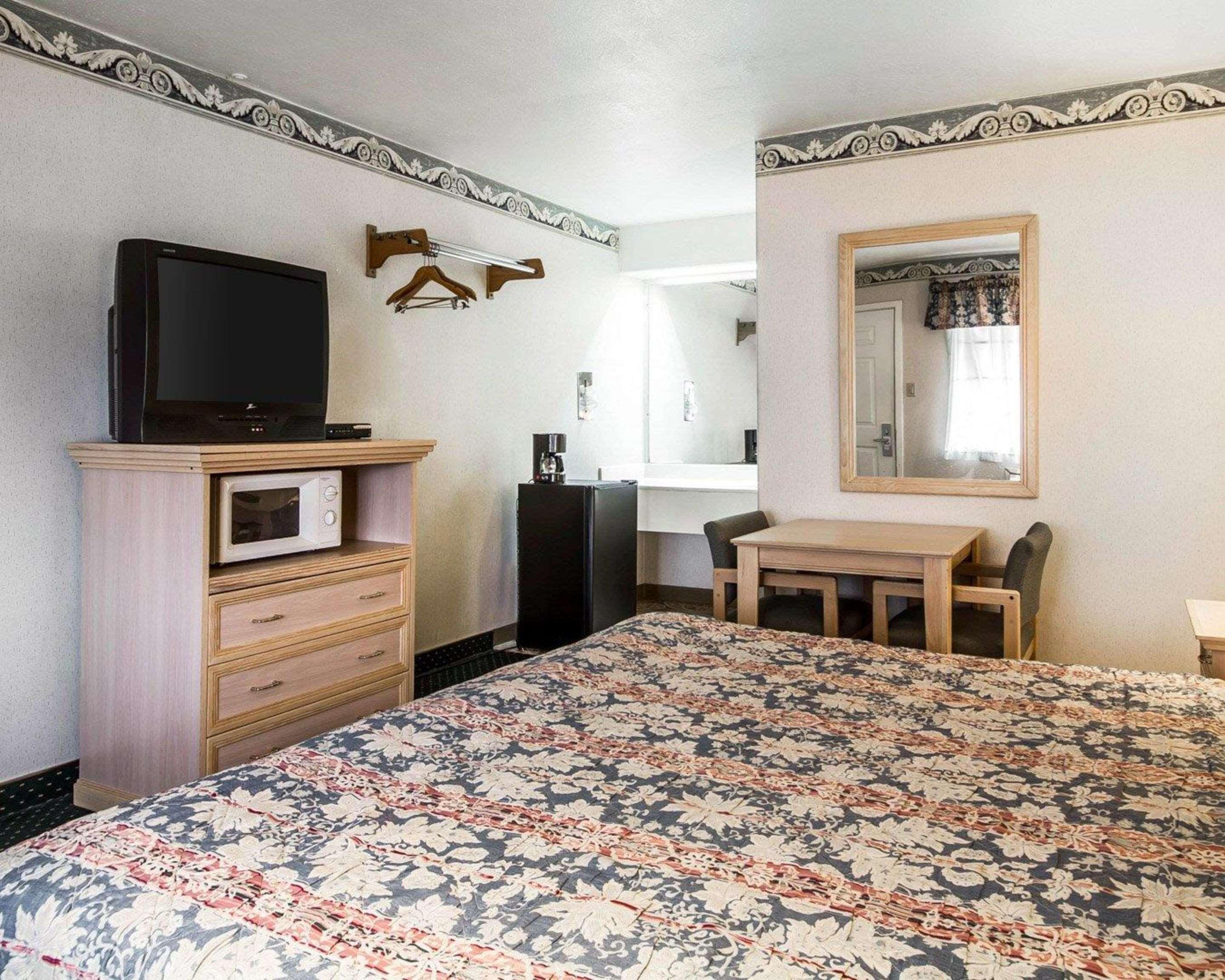Rodeway Inn Monterey Near Fairgrounds Екстериор снимка