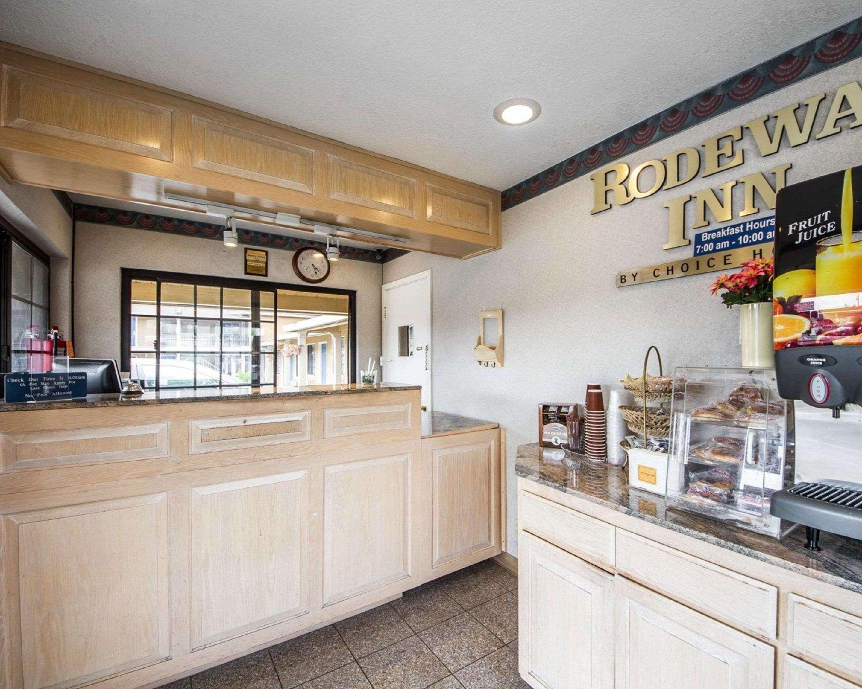 Rodeway Inn Monterey Near Fairgrounds Екстериор снимка
